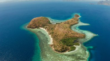 Beyaz kumlu sahili olan küçük bir Torpikal ada..