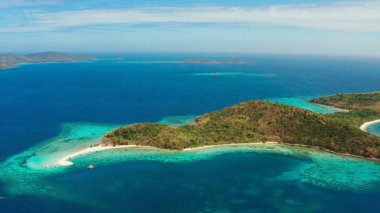 Kumlu plajlı tropik ada, Filipinler, Palawan