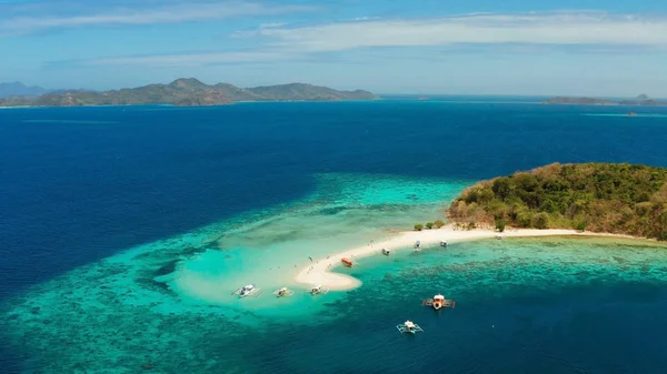 Isla tropical con playa de arena, Filipinas, Palawan — Foto de Stock