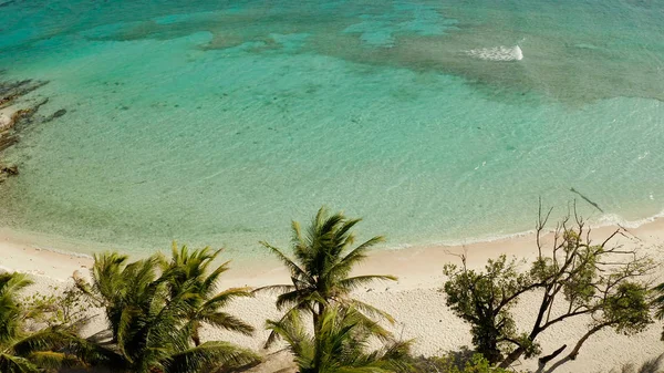 Isla tópica con playa de arena blanca, vista superior. — Foto de Stock