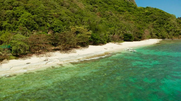 Тропічний острів з піщаним пляжем. Ель - Нідо (Філіппіни) — стокове фото