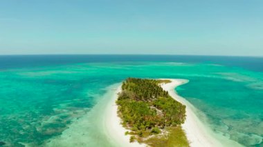Kumlu sahil ve mavi denizle seyahat konsepti. Balabac, Palawan, Filipinler.