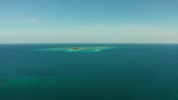 熱帯の島の美しいビーチ。フィリピンパラワン州バラバック. — ストック動画