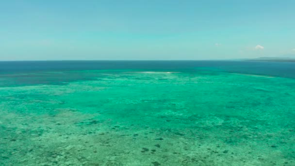 Tropikalny krajobraz z błękitnym morzem i laguną, Balabac, Palawan, Filipiny. — Wideo stockowe
