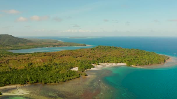 热带岛屿上的海岸线。巴拉望巴拉巴克岛 — 图库视频影像