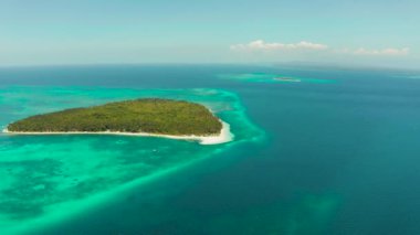 Kumlu bir tropik ada. Balabac, Palawan, Filipinler.