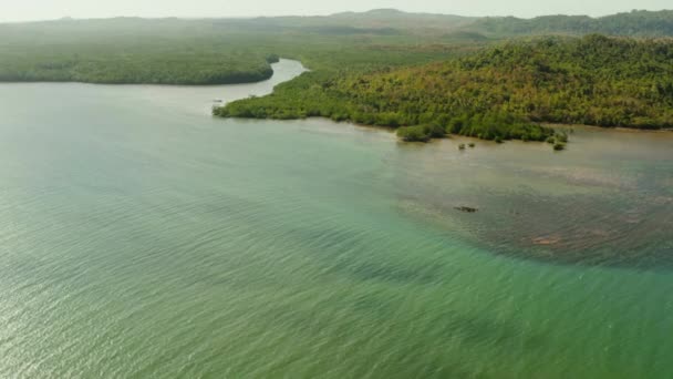 Береговая линия на тропическом острове. Балабац, Палаван — стоковое видео