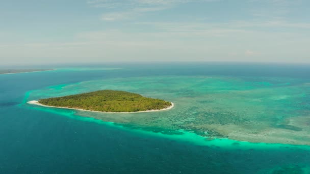 Île tropicale avec plage de sable fin. Balabac, Palawan, Philippines. — Video