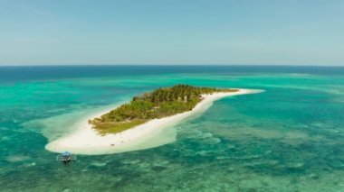 Tropik bir adada güzel bir sahil. Balabac, Palawan, Filipinler.