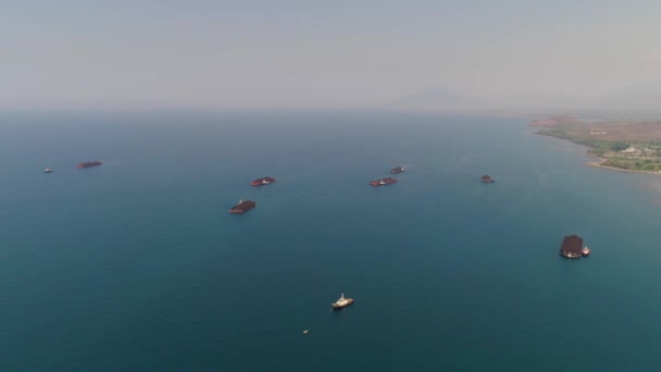 péniche avec charbon dans la mer