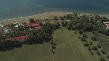 Tropik ada Putipot ile plaj.