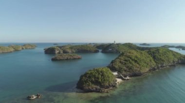 Denizde bir sürü ada. Filipinler.