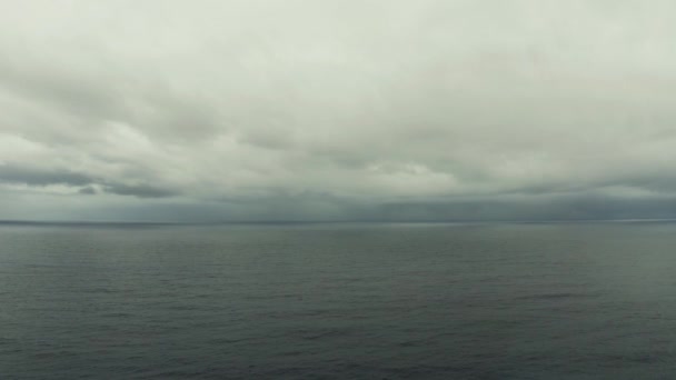 Paysage marin, mer bleue, ciel avec nuages et îles