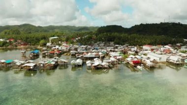 Balıkçı köyü ve tahta bacaklı evler. Dapa şehri, Siargao, Filipinler.
