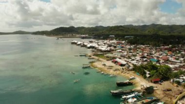 Balıkçı köyü ve tahta bacaklı evler. Dapa şehri, Siargao, Filipinler.