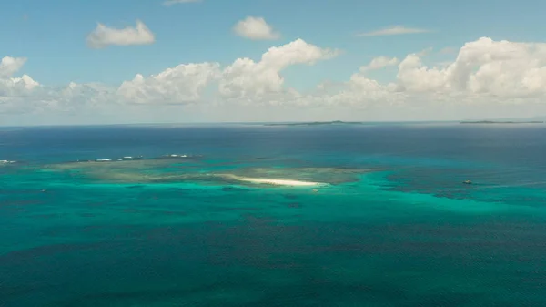 Paisaje marino con islas tropicales y agua turquesa. — Foto de Stock