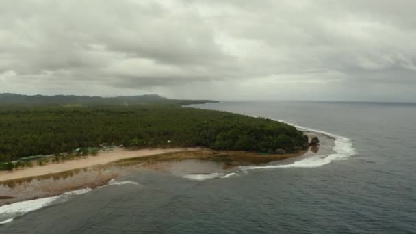 La costa de la isla de Siargao, océano azul y olas. — Vídeos de Stock