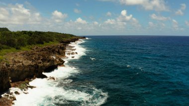 Okyanus kıyıya vuran dalgalarla
