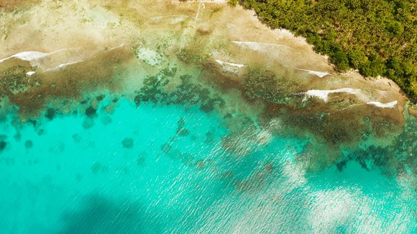 ラグーンの透明ブルーの海の水. — ストック写真