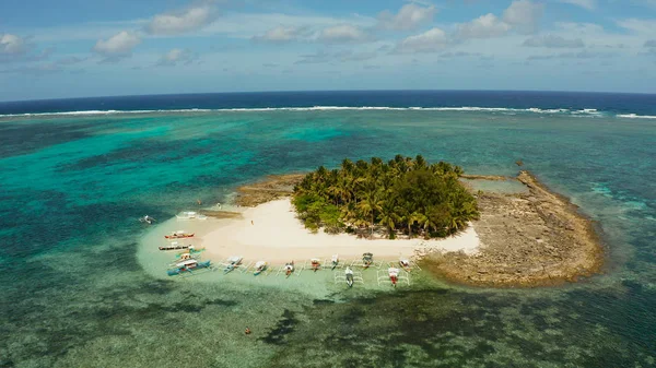 Tropical Guyam Island con una playa de arena y turistas. — Foto de Stock