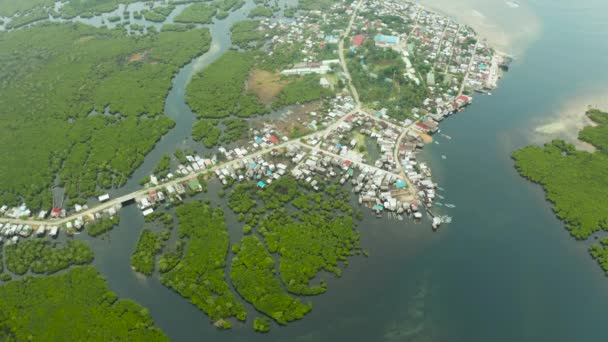 Vista aérea La ciudad está en manglares. Siargao, Filipinas. — Vídeos de Stock