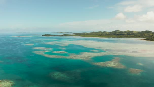 Zeegezicht met tropische eilanden en turquoise water. — Stockvideo