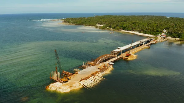 Puente en construcción en la isla de Siargao. — Foto de Stock