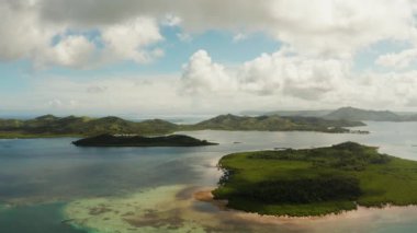 Tropikal adaları ve turkuaz suları olan deniz burnu.