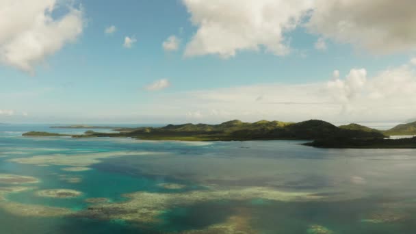 Przylądek morski z wyspami tropikalnymi i turkusową wodą. — Wideo stockowe