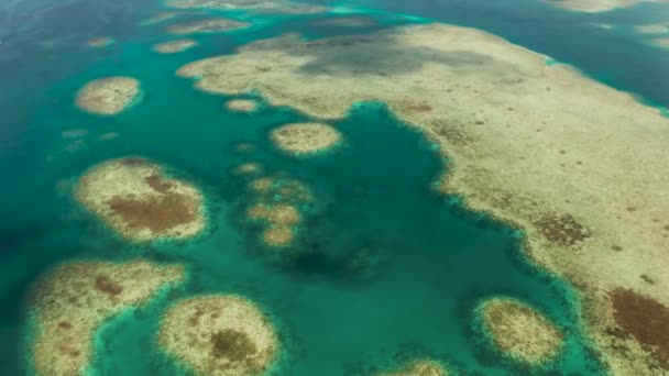 Água do mar azul transparente na lagoa. — Vídeo de Stock