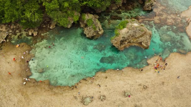 Magpupungko přírodní skalní tůně. Filipíny, Siargao. — Stock video