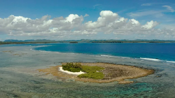 Ilha tropical na água azul do oceano — Fotografia de Stock