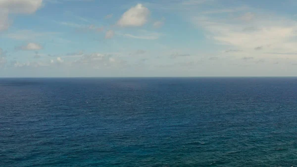 Paisaje marino, mar azul, cielo con nubes, vista aérea —  Fotos de Stock