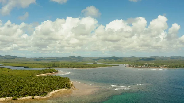Vista aérea A cidade está em manguezais. Siargao, Filipinas. — Fotografia de Stock