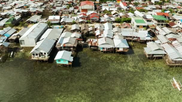 Vissersdorp en huizen op palen. Dapa city, Siargao, Filipijnen. — Stockvideo