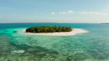 Kumlu bir tropik ada. Balabac, Palawan, Filipinler.