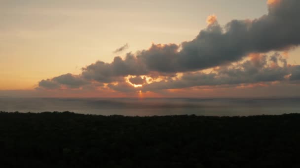 热带岛屿上空多彩的日出. — 图库视频影像