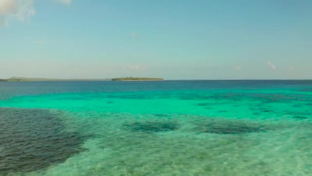 Paisaje marino con islas tropicales y arrecife de coral. Balabac, Palawan, Filipinas. — Vídeos de Stock