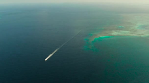 Meereslandschaft, Korallenriff und blaues Meer mit Motorboot. balabac, palawan, philippinen. — Stockvideo