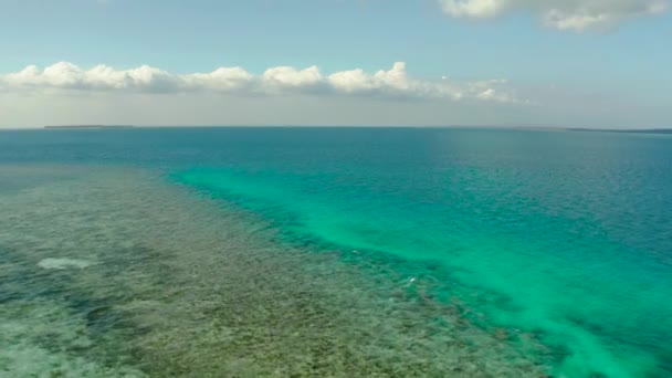 Tropisch landschap met blauwe zee en lagune — Stockvideo