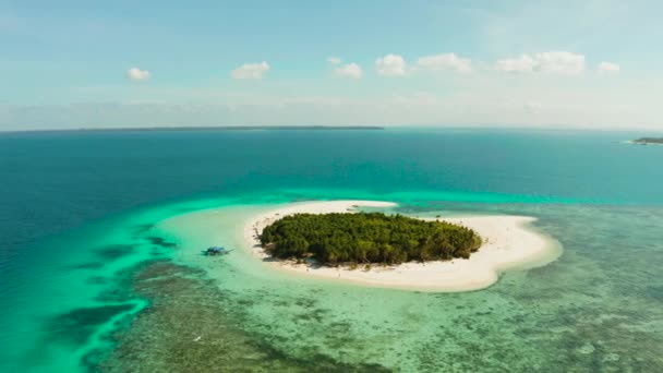 Tropický ostrov s písečnou pláží. Balabac, Palawan, Filipíny. — Stock video