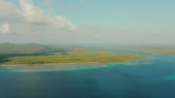 Mavi denizde plajları olan tropik adalar Balabac, Palawan, Filipinler. — Stok video