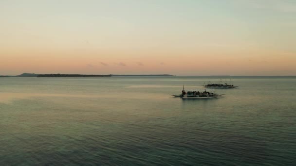 Bucht von Tropical Island bei Sonnenaufgang — Stockvideo