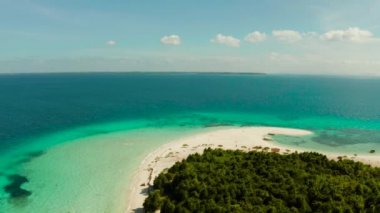 Kumlu bir tropik ada. Balabac, Palawan, Filipinler.
