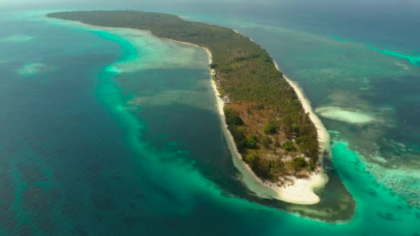 Île tropicale avec plage de sable fin. Balabac, Palawan, Philippines. — Video