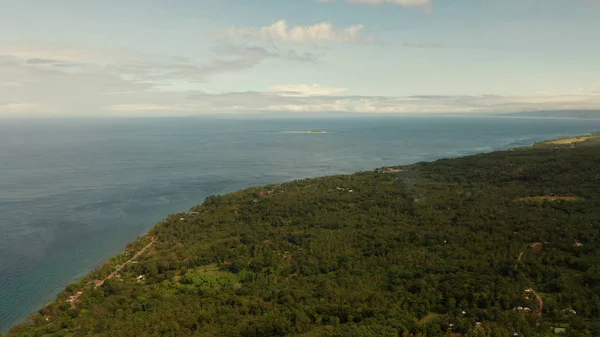 Tropik adanın kıyı şeridi. Camiguin Adası Filipinleri. — Stok fotoğraf