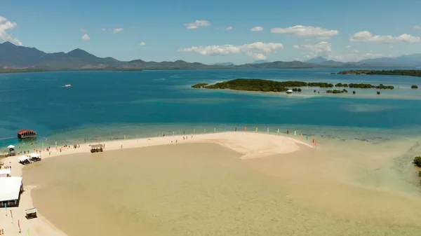 Tropische Insel mit Sandstrand. Palawan, Philippinen — Stockfoto