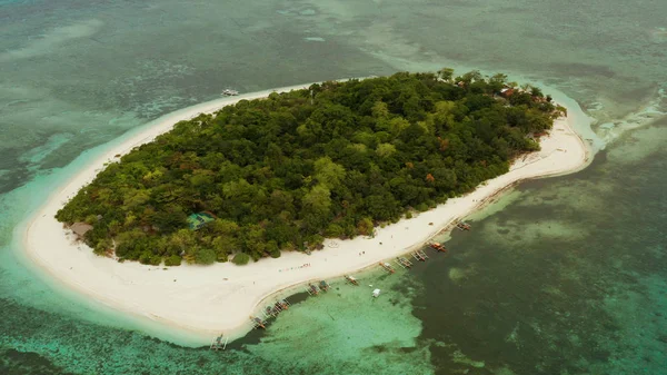 Isla tropical con playa de arena. Isla Mantigue, Filipinas — Foto de Stock