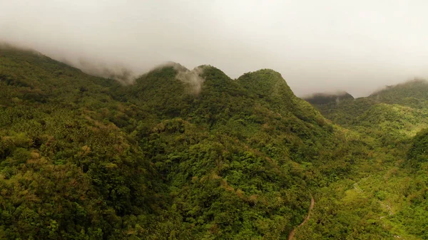 Montañas cubiertas de selva tropical, Filipinas, Camiguin. — Foto de Stock