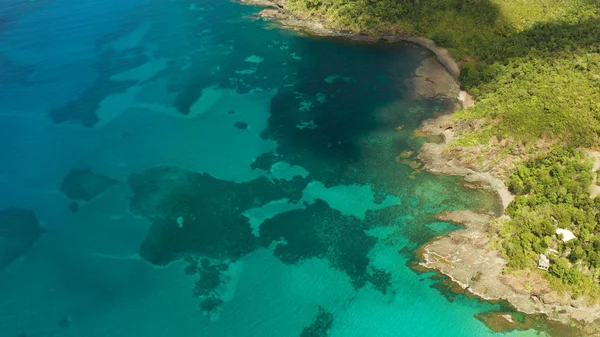 Paisaje tropical con mar azul y arrecife de coral — Foto de Stock